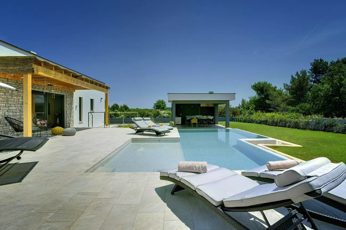 Ferienhaus Luxuriöse_Villa_mit_privatem_Pool,_5_Klimaanlagen_-_nach_altindischer_Methode_gebaut_und_direkt_in_Medulin_image_0
